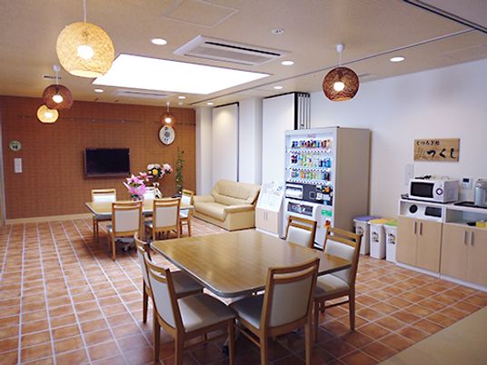 建物のロビーのようなところ。自動販売機が設置されている。