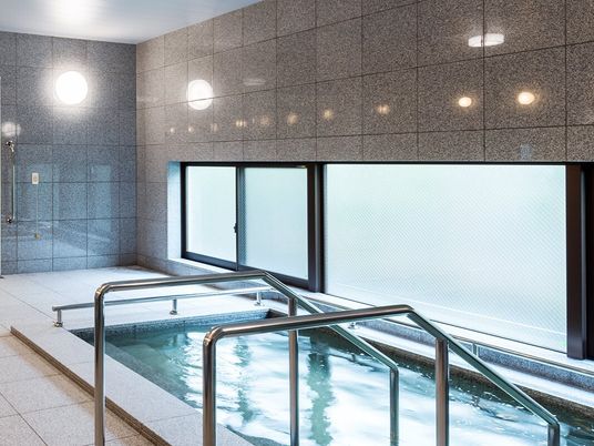 両側に手すりがついた大浴場