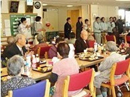 多くの高齢者が集まってレクリレーションやイベントを楽しんでいる様子