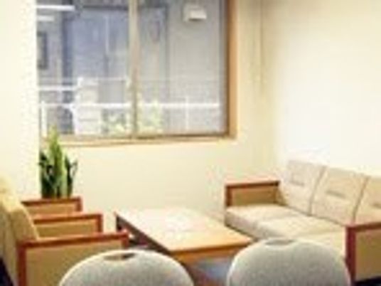 いすや机が置いてある小さな部屋。リラックススペースの様子