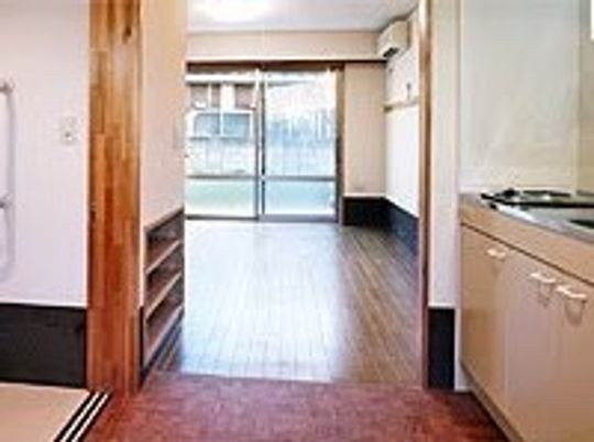 小さなキッチンがあるスペース。部屋の一角から全体を写した写真