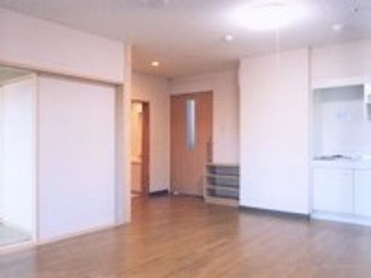 フローリング仕様の広めのスペース。施設内の個室を写した写真