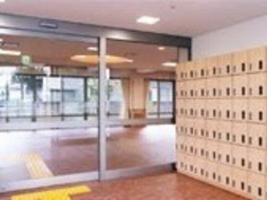 エントランス部分を写した写真。オールバリアフリーの空間が写っている