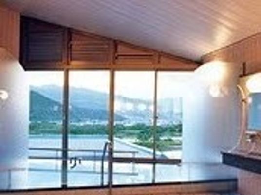 展望露天風呂を写した写真。見事な景色を眺められる贅沢な空間