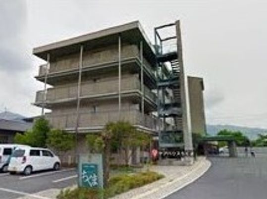 広めの駐車場がある施設の外観。大きな施設であることが分かる