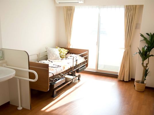 フローリングの居室には家具やエアコン、洗面台が付き、日当たりもいい。