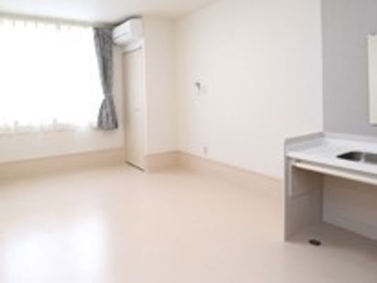 シンプルな居室には洗面所と大きな窓が付いている。