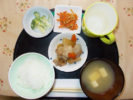 ごはんとみそ汁、おかずが数種類そろっているメニュー例の写真