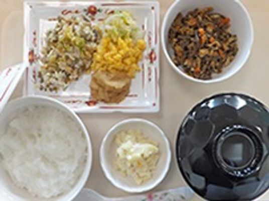 ご飯と吸い物が置かれたトレーには、刻まれたおかずが数種類お皿に盛られている。