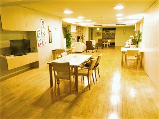 リビングダイニングにはダイニングテーブルやソファスペース、テレビなどが置かれている。
