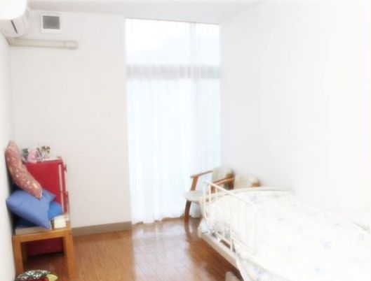 居室例。個室のお部屋で、窓から光が射し込む明るい設計。