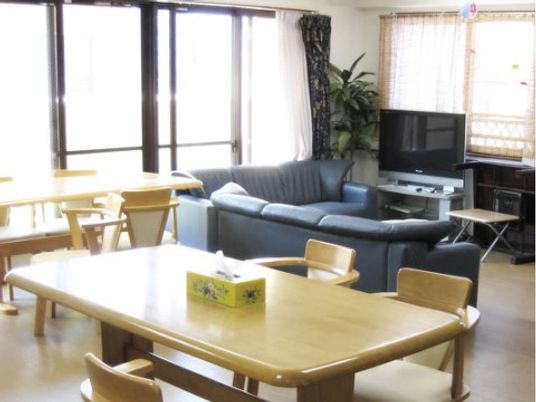 談話スペース。イスとテーブルだけではなく、テレビの前には大きなソファが置かれていてくつろげる場所。