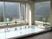 ファミリアシリーズの浴室。建物の上部に位置し、大きな窓が全面にあるため、緑豊かな景色を眺めながら温泉が楽しめる。