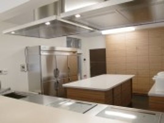 広めのキッチンスペースの様子。カウンター式の調理台が写っている