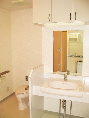 トイレと洗面台がある水回り設備の写真。施設内のトイレの様子