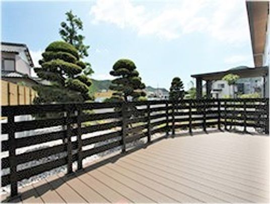 大きなウッドデッキからは庭園を眺めることができる。手入れの行き届いた松が並ぶ。