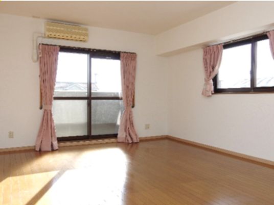 大小の窓が付いた明るい雰囲気のフローリングの部屋には、エアコンが付き、家具はまだ置かれていない。