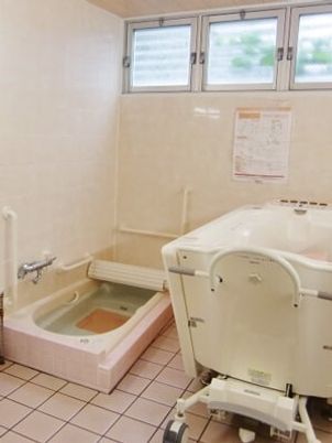 座った姿勢のまま入浴できる介護浴槽の様子。施設設備の写真