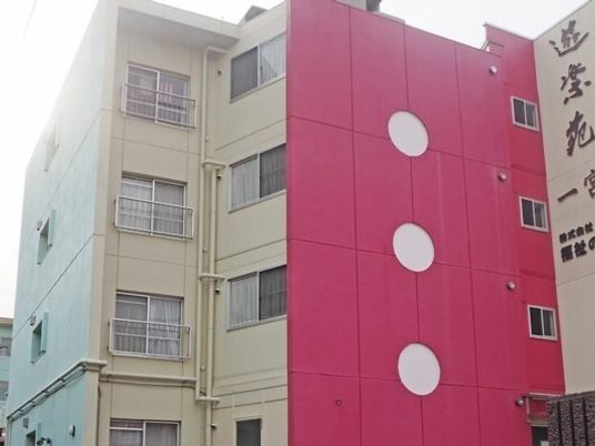 鉄骨造の建物の外観写真。有料老人ホーム遊楽苑一宮の外観