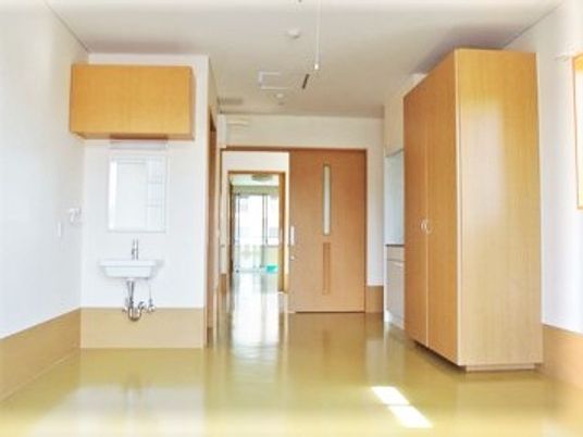 洗面台と収納がついているワンルームタイプの部屋の写真。ベランダから入り口を写したもの