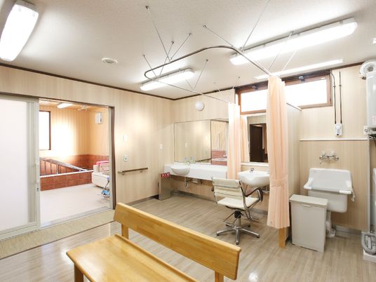 カットするスペースが設けられた脱衣所にはベンチが置かれ、浴室との段差も解消されている。