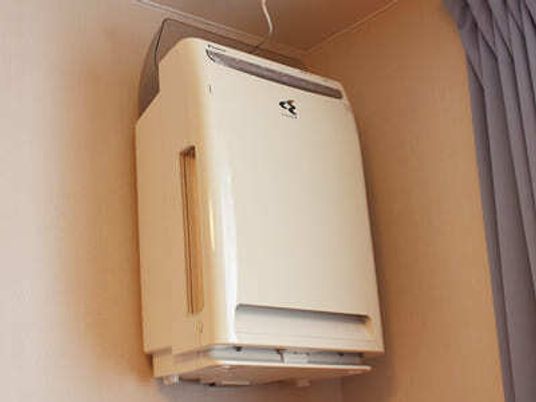 居室内に取り付けられている空気清浄機の様子。一般的な大きさの設備