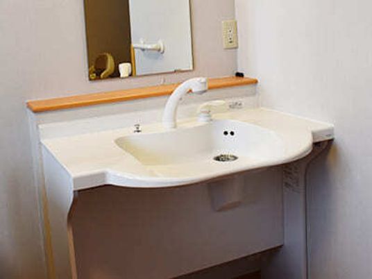 フットレス設計の洗面台の様子。施設内の介護仕様の設備の写真