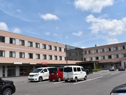 鉄骨造の建物の外観写真。「介護付有料老人ホーム 坂祝生楽館」の外観