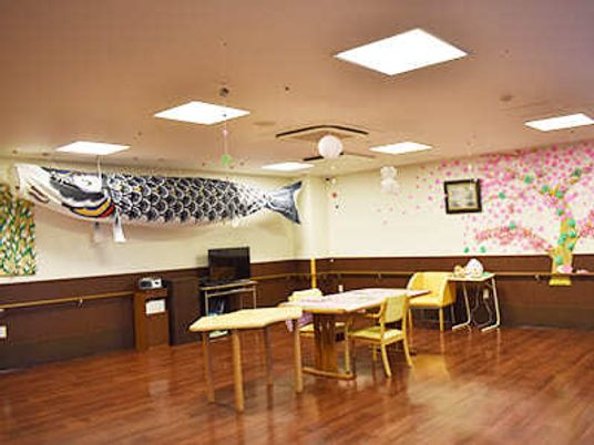 こいのぼりや桜の花がある施設の壁の様子。飾りつけされた施設内の様子