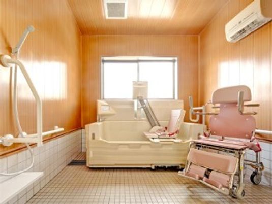 介護用の浴槽の様子。座ったまま浴槽に入れるタイプの介護浴槽