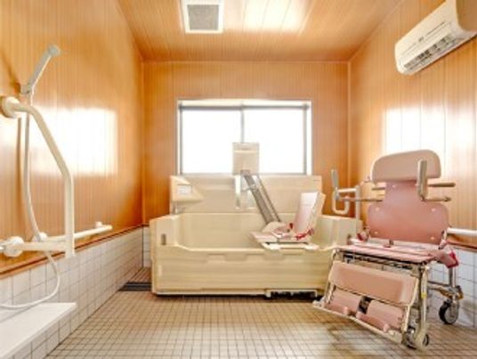 介護用の浴槽の様子。座ったまま浴槽に入れるタイプの介護浴槽