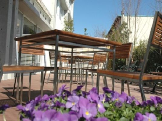 シニアステージいつきの夢の屋外テラスには季節の草花が咲き誇るなど、暮らしを豊かにする空間が整っています。
