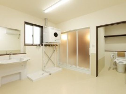 施設内の水回り設備の写真。洗面台と浴室がある水回りスペースの様子
