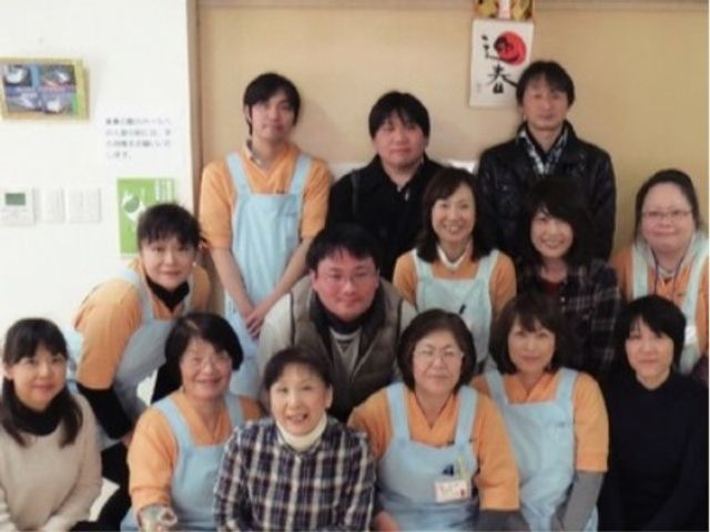 家族のようなスタッフがサポートします。笑顔あふれるケアを心がけ、家族のような存在で皆様のお世話をいたします。