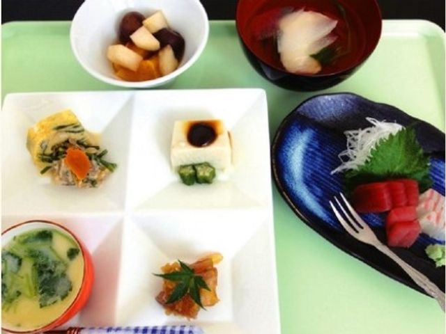 季節感あふれるお料理を提供しています。彩りも良く、高齢者の方の健康に配慮したメニューが特長です。