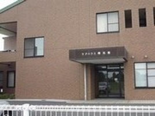 やわらかい色合いの外観写真。ケアハウス寿光苑の外観を写したもの