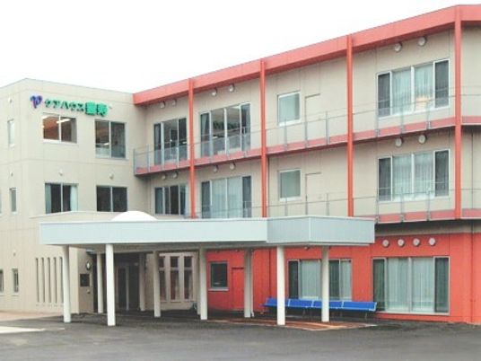 鉄骨造の色鮮やかな建物の様子。施設として利用されている建物の外観