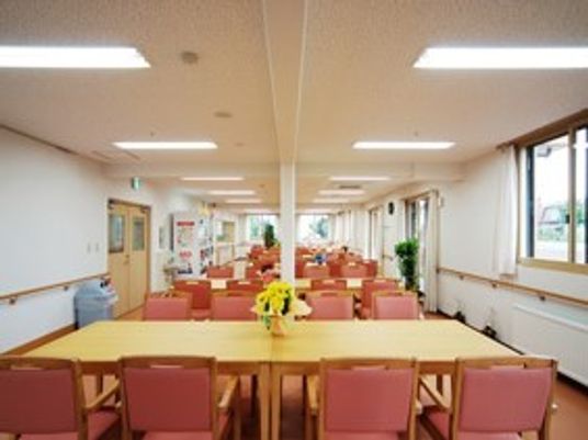 広い食堂には8人掛けの木製のテーブルがいくつも並べられ、テーブルには花が飾られている。