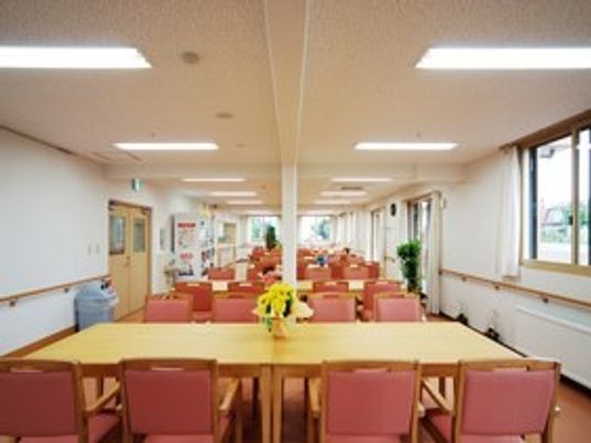 広い食堂には8人掛けの木製のテーブルがいくつも並べられ、テーブルには花が飾られている。
