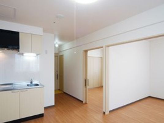 二人用の居室は広く、収納・トイレ・洗面に加えてキッチンもついている。