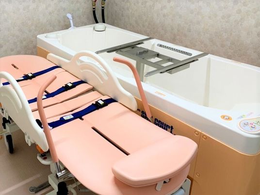 臥位浴対応型の介護仕様の浴槽。施設内に設置してある機会浴槽の写真