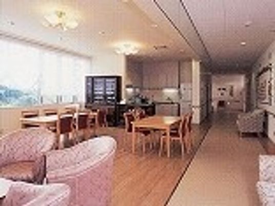 木のぬくもりが感じられる館内。対面式キッチンからはダイニングルームやサロンをよく見渡すことができる。