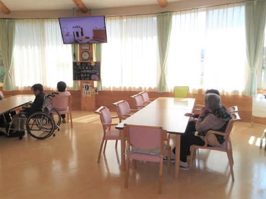 日中の時間を過ごす高齢者の様子。施設内のリビングスペースの写真