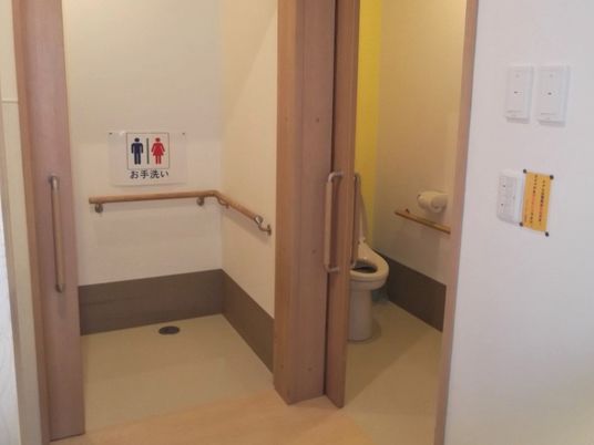 手すり付きのトイレ。施設内の引き戸仕様のトイレの様子