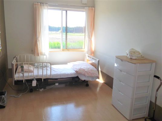 ベッドやタンスが置かれている施設内の部屋の様子。個室内の写真