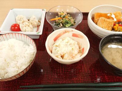 煮物・焼き魚・天ぷら・あえ物などおかずの品数が多いバランスのとれた食事。