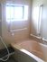 サムネイル L字型の手すりがついた高齢者用の浴槽の様子。施設内の設備を写した写真