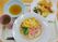 麺類やお茶、おかずなどが並んでいる彩り豊かなメニューの写真。施設内で用意されている食事の写真