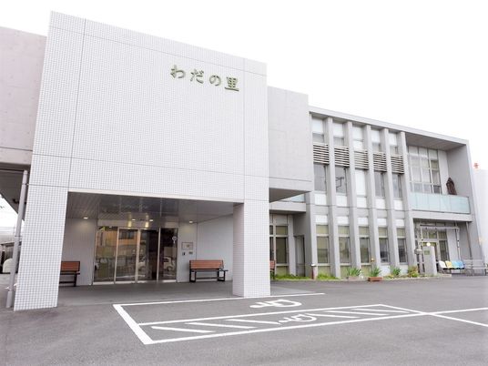 白い壁と直線が印象的なスタイリッシュな外観を有した建物