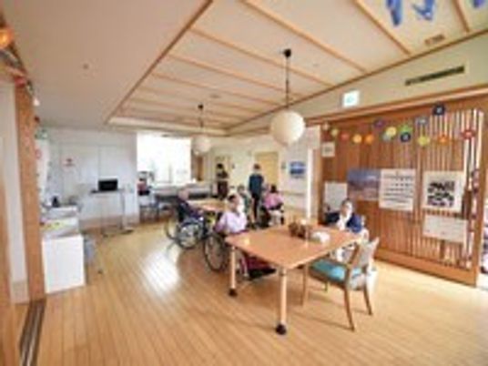 木の風合いが印象的な施設内の共有スペース。小さなこじんまりとしたリビング